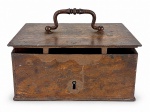 DIVERSOS, um (1) cofre / caixa de valores antiga, em ferro, de formato retangular, com tampa articulada, alça superior e fechadura frontal, apresentando interior pintado na cor vermelha. Possui forte pátina, oxidação, riscos e desgastes compatíveis com a idade. Sem chave. Peça no estado, medindo 7,5x16,5x12,5cm.
