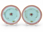 ADAMS, par (2) de pratos decorativos confeccionados em faiança inglesa na tonalidade verde, decorado por espessa faixa geométrica na tonalidade rosa, elementos florais em policromia e borda filetada na cor mostarda, apresentam marcas do tempo e craquele, medindo 27cm de diâmetro.