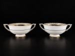 PARAGON, par (2) de xícaras para consumer sem pires, confeccionadas em porcelana na tonalidade branca, decorada por espessa faixa na tonalidade vinho e creme com guirlanda vegetalista e filetes em ouro, ambas com fio de cabelo, medindo 6x15,5x11cm.