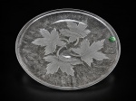 CRISTAL DROHAOSER, uma (1) fruteira / centro de mesa confeccionada em cristal translucido texturizado, lapidado por folhas de parreira em satine e selo da cristaleria, medindo 36cm de diâmetro.