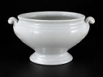 PORCELANA, um (1) pequeno centro de mesa confeccionado em porcelana na tonalidade branca, corpo liso, alça lateral em volutas peroladas, apresentando bicados, medindo 10x19x10cm.