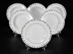 PORCELANA REAL, seis (6) pratos fundos confeccionados em porcelana na tonalidade branca, decorada por guirlanda floral em policromia e filetes em ouro, medindo 23,5cm. Falhas na douração.