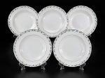 PORCELANA REAL, cinco (5) pratos fundos confeccionados em porcelana na tonalidade branca, decorada por guirlanda floral em policromia e filetes em ouro, medindo 23,5cm. Falhas na douração.