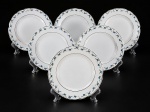 PORCELANA REAL, seis (6) pratos para sobremesa confeccionados em porcelana na tonalidade branca, decorada por guirlanda floral em policromia e filetes em ouro, medindo 18,5cm, apresentando falhas na douração.