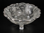 VIDRO, uma (1) tigela confeccionada em vidro translucido com decoração de flores e folhagens filetados em prata, apoiada sobre 3 pés curvos, medindo 7x17cm, apresentando pequenas falhas.