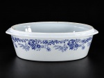 PORCELANA REAL CALORAMA, um (1) pirex oval e fundo confeccionado em porcelana refratária na tonalidade branca, decorada por guirlanda floral na tonalidade azul, ausência da tampa, sinais de uso, medindo 10x30,5x20cm.