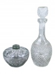 VIDROS, lote com duas (2) peças confeccionadas em vidro translucido. sendo: A) 1 licoreira com moldagem em elementos geométricos e caneluras, medindo 32cm de altura e B) 1 bomboniere com moldagem de losangos em baixo relevo, medindo 11x15cm.