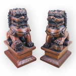 ESCULTURAS ORIENTAIS, duas (2) esculturas confeccionadas em resina representando Cães de Fó (Os Cães de Fó são guardiões protetores originários da China antiga, com representações que datam da Dinastia Han. Embora chamados de "cães", eles na verdade são leões-guardiões, simbolizando força e proteção em templos, palácios e casas. Eles geralmente são mostrados em pares, representando a dualidade do yin e yang (fêmea e macho), e são usados para afastar maus espíritos, atrair prosperidade e proteger os locais de energias negativa), medindo 11cm de altura, ambas bicadas.