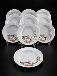 PORCELANA SCHMIDT, dez (10) pratos fundos confeccionados em porcelana nacional na tonalidade branca, decorada por flores e folhagens em policromia, elementos em relevo na pasta e borda filetada em prata, medindo 24cm.