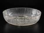 CRISTAL, um (1) centro de mesa confeccionado em cristal translucido, borda lapidada em caneluras e fundo estrelado com borda dentada, apresentando bicados, medindo 9x30,5x21cm.