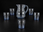 VIDRO, conjunto para refresco com seis (6) peças confeccionadas em vidro canelado e moldado por faixas horizontais na tonalidade azul, sendo: A) 1 jarra, medindo 20x17x12,5cm e B) 5 copos, medindo 10,5x8cm. 2 bicados e 1 trincado.