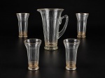 VIDROS, conjunto para refresco com seis (6) peças no estilo anos 50, confeccionadas em vidro translucido, decorado por frisos brancos e em ouro, sendo: A) 1 jarra, medindo 25x21x16,5cm e B) 4 copos, medindo 17x9cm. Falhas na douração.