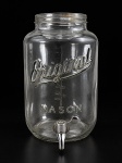VIDRO, uma (1) suqueira de vidro translucido estilo Mason Jar (Original Mason), torneira em plástico cromado, ausência da tampa, medindo 31x14cm.