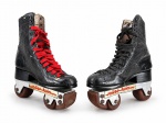 DIVERSOS, um (1) par de patins sobre rodas vintage Roller Twin, com botas de cano alto em couro preto, fechamento por cadarços e bases metálicas com rodas. Apresentam sinais de uso, desgastes e oxidação compatíveis com a idade. Peças no estado, medindo 29x25cm.