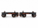 DIVERSOS, um (1) par de bases com rodas para patins, marca Roller Twin, em estrutura metálica, com sistema de fixação por parafusos. Apresentam sinais de uso e oxidação. Peças no estado, medindo 7x24x5,5cm.