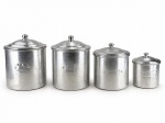 METAL PRATEADO, quatro (4) porta mantimentos confeccionados em alumínio de tamanhos distintos, apresentam sinais de uso e mossas, maior medindo 30x23,5cm e menor 19x15,5cm.
