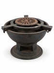 DIVERSOS, um (1) fogareiro ou braseiro confeccionado em ferro fundido, de formato circular, com base elevada, recipiente para combustível, trempe e grelha superior vazada. Apresenta forte oxidação e sinais de uso compatíveis com a idade. Peça no estado, medindo 14,5x21,5cm.