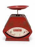 DIVERSOS, uma (1) balança mecânica de bancada BENDER, em metal pintado na cor vermelha, com prato superior e mostrador analógico, capacidade para até 2 kg. Apresenta inscrição Uso vedado para transações comerciais. Sinais de uso, riscos e desgastes na pintura. Peça no estado, medindo 15x13x5cm.