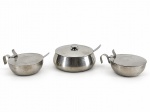 METAL INOX, três (3) peças confeccionadas em aço inox da manufatura MERIDIONAL, sendo: A) 1 farinheira com sua respectiva colher, medindo 7x14cm e B) 2 queijeiras, 1 com sua respectiva colher, medindo 7x15x11,5cm.