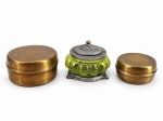 VIDRO e METAL DOURADO, lote com três (3) caixas, sendo: A) 2 em metal dourado com cinzelado floral e vegetalista, maior medindo 5x9cm e menor 4x7,5cm e B) 1 confeccionada em vidro soprado na tonalidade verde, com guarnições e tampa em metal prateado, medindo 7x9,5cm.