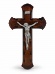ARTE SACRA, um (1) crucifixo de parede, em madeira, com aplicação de Cristo crucificado e placa superior em estanho, apresentando acabamento entalhado e detalhes em madeira de tonalidades contrastantes, medindo 40,5x23,5cm.