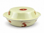 PORCELANA RIO BRANCO, uma (1) legumeira confeccionada em porcelana na tonalidade creme com pintura de legumes, cogumelos e crustáceos em policromia, apresenta bicado na borda e na tampa, vide foto, medindo 10x29x26cm.