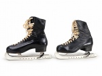 DIVERSOS, par (2) de patins de gelo com botas de cano alto em couro preto, fechamento por cadarços e lâminas metálicas com protetores brancos. Apresentam inscrição MADE IN CANADA. Sinais de uso, riscos, oxidação e desgastes compatíveis com a idade, no estado, medindo 30x31,5cm.