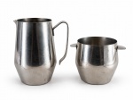 METAL INOX, duas (2) peças confeccionadas em aço inox da manufatura MERIDIONAL, sendo: A) 1 jarra, medindo 18,5x15x9,5cm e B) 1 balde para gelo, medindo 12,5x16x11,5cm.
