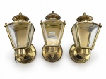 LUMINÁRIAS, trio (3) de arandelas para uma lâmpada confeccionada em metal dourado, corpo cônico com laterais em cristal bisotado, encimado por vazados e bilro torneado, medindo 27x12x12cm, apresenta sinais de oxidação. 1 com placa metálica no lugar de 1 vidro.