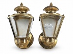 LUMINÁRIAS, par (2) de arandelas para uma lâmpada confeccionada em metal dourado, corpo cônico com laterais em cristal bisotado, encimado por vazados e bilro torneado, medindo 27x12x12cm, apresenta sinais de oxidação.