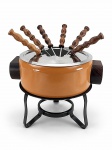 TROPIC-ART, um (1) conjunto para fondue, sendo: A) 1 panela em metal esmaltado na cor caramelo, com alças laterais em madeira, aro superior em metal prateado, suporte em metal preto com ausência do fogareiro e B) seis (6) garfos com cabos em madeira torneada, medida total 19,5x23x18,5cm.