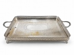 METAL PRATEADO, uma (1) bandeja retangular confeccionada em metal espessurado a prata, fundo cinzelado por elementos vegetalistas e galeria em vazados com borda em frisos torcidos, apresenta falhas na prateação, medindo 7x55x35cm.