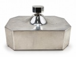 METAL PRATEADO, uma (1) grande caixa confeccionada em metal espessurado a prata da manufatura D'Artisan, corpo e pega da tampa oitavada, apresentando leves falhas na prateação, medindo 19x33x22cm.