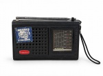 SOM, um (1) rádio portátil da marca COMPANHEIRO BRASILEIRINHO CRP-37, modelo de 7 faixas, com recepção FM/OM/OC, antena telescópica, escala analógica e alça de transporte. Acompanha caixa original, com inscrições de fábrica O Rádio Campeão e Alcance Mundial. Funcionamento não testado. Peça no estado.