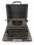 DIVERSOS, uma (1) máquina de escrever portátil da marca SIMTYPE, em metal, acabamento escuro, teclado completo, acompanhada de estojo/maleta de transporte original. Apresenta sinais de uso, oxidação e desgastes compatíveis com o tempo. Funcionamento não testado. Peça no estado, medindo 16x34x34cm.