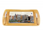 DIVERSOS, uma (1) bandeja retangular para frios em madeira clara, com painel central em azulejos decorados com vista de Amsterdam e suas casas de canal, acompanhada de duas facas para queijo com cabos em madeira, acondicionadas nas laterais da própria bandeja, medindo 45,5x21cm.