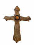 ARTE SACRA, uma (1) cruz confeccionada em madeira, com recortes estilizados nas extremidades e medalha central de São Bento, com símbolos e inscrições tradicionais da cruz beneditina, medindo 29x21cm, apresenta falhas na medalha.
