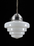 LUSTRE - (1) Lustre para uma lâmpada , cúpula em vidro leitoso dito bolo de noiva , guarnições em alumínio , medida total com corrente : 45 cm e medida da cúpula : 30 cm