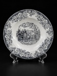 PORCELANA REAL - (1) Prato fundo decorativo em porcelana branca vitricada , decoração monocromada e  cena campestre , medida : 23 cm
