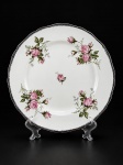 PORCELANA / THE HALLMARK - (1) Prato decorativo em porcelana branca vitrificada com decoração floral e borda filetada à ouro , medida 26 cm