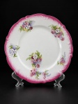 FAIANÇA / J&G MEAKIN (ENGLAND) - (1) Prato decorativo em faiança vitrificada branca decoração floral e borda em degradê na tonalidade rosa  , medida : 22 cm