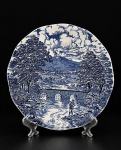 BRIDGE SCENES / (MADE IN ENGLAND) -  FAIANÇA - (1) Prato decorativo em faiança branca vitrificada , decorado com paisagem campestre na tonalidade azul , medida : 25 cm