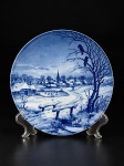 PORCELANA / CHRISTIMAS PLATE 1972 (GERMANY) - (1) Prato decorativo em porcelana vitrificada branca com decoração monocromática em tons de azul e branco, representando paisagem de inverno , medida : 19 cm