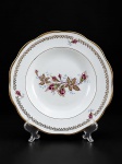 PORCELANA / ITAQUI (PARANÁ) - (1) Prato fundo decorativo em porcelana vitrificada branca , decoração floral , guirlanda e borda filetada à ouro , medida : 23 cm