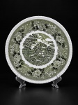 FAIANÇA / ADAMS (ENGLISH SCENIC) - (1) Prato decorativo em faiança vitrificada branca com decoração campestre circundada por rica ornamentação floral , medida : 26 cm