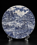 FAIANÇA / CERAMINTER MADE IN ITALY  - (1) Prato  fundo decorativo em faiança vitrificada branca , decorado com cena de carruagens e paisagem palaciana na tonalidade azul , medida : 23 cm