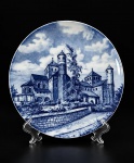 FORSTENBERG ( HILDESHEIM - ST.MICHAEL EINGEWEIHT 1022) - (1) Prato decorativo em porcelana branca vitrificada  apresentando ao centro paisagem arquitetônica com catedral em estilo europeu na tonalidade azul , medida : 24 cm