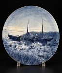 FAIANÇA / PRATO - MEDALHÃO , (1) Prato /medalhão em faiança vitrificada branca com decoração de cena marítima na tonalidade azul , medida : 36 cm