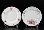 PORCELANA MAUÁ / SCHMIDT - (2) Pratos decorativos , sendo (A) - 1 Prato fundo da manufatura  Mauá , medida : 23 cm e (B) - (1) Prato raso da manufatura Schmidt , ambos com decoração floral , bordas filetadas à ouro .