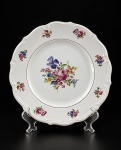 PORCELANA / TIELBCH WALBRZYCH (MADE IN POLAND) - (1) Prato decorativo em porcelana branca vitrificada com decoração floral , bordas filetadas à ouro , medida : 24 , possui  pequeno bicado na borda .
